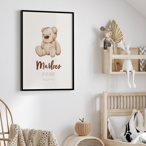 Geboorteposter met beer aan de muur
