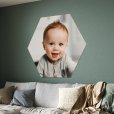 Babyfoto op hexagon boven bank thumbnail