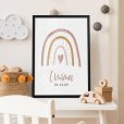 Geboorteposter met regenboog in kinderkamer thumbnail